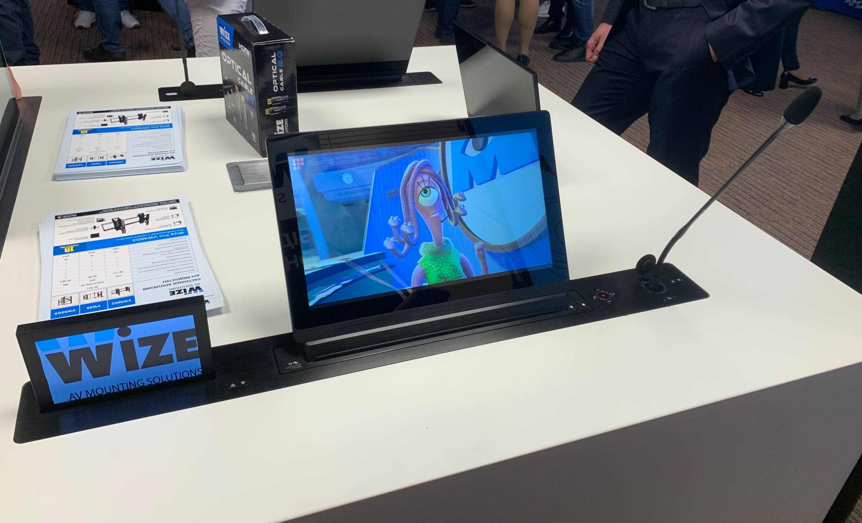 Выдвижной монитор Wize Pro Brio Conference WR-15BRC (черный) (AVX 112287)
